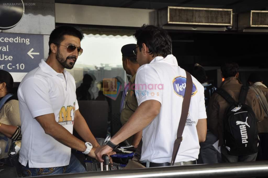Aashish Chaudhary at CCL Cricket stars snapped at the airport in Mumbai on 11th Jan 2012