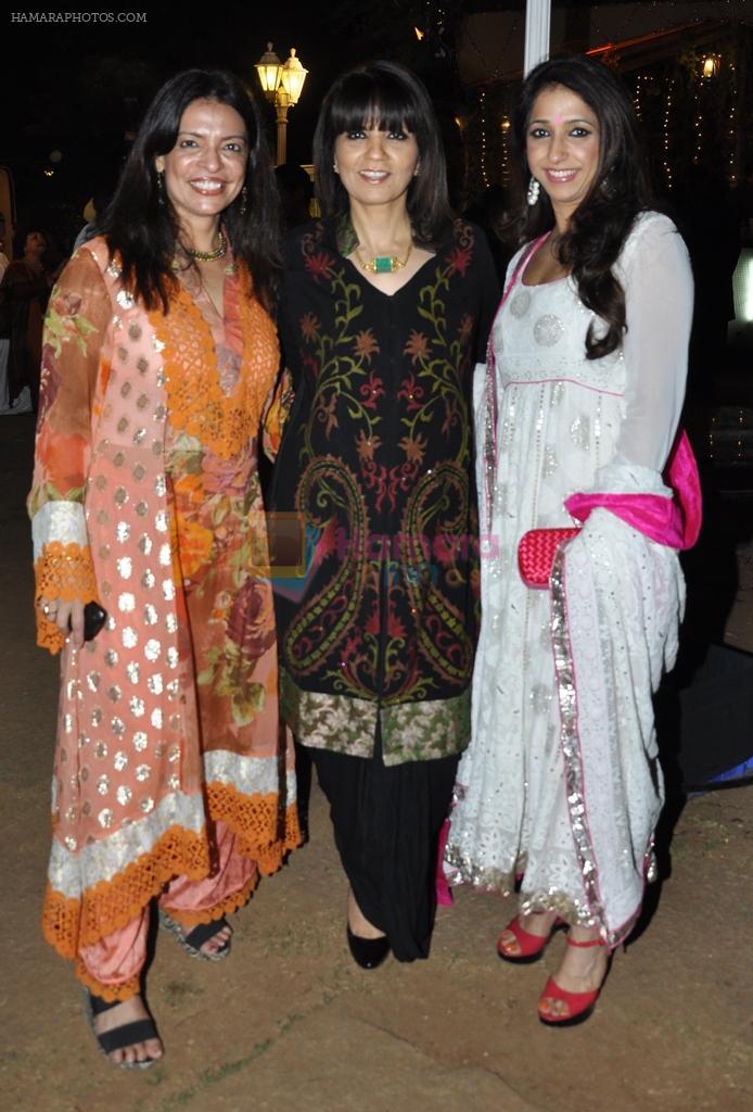 Leena Mogra, Neeta & Krishika Lulla at Vivek and Roopa Vohra's Bash in Mumbai on 16th Jan 2012