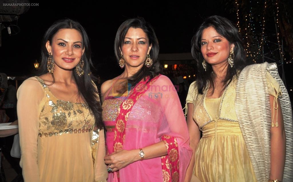 Aanchal,Aditi & Arzoo at Vivek and Roopa Vohra's Bash in Mumbai on 16th Jan 2012
