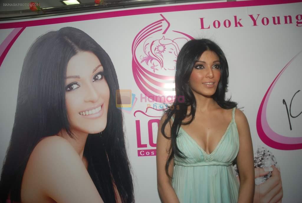 Koena Mitra at the launch of Looks Cosmetic Clinic in Lokhandwala on 17th Jan 2012
