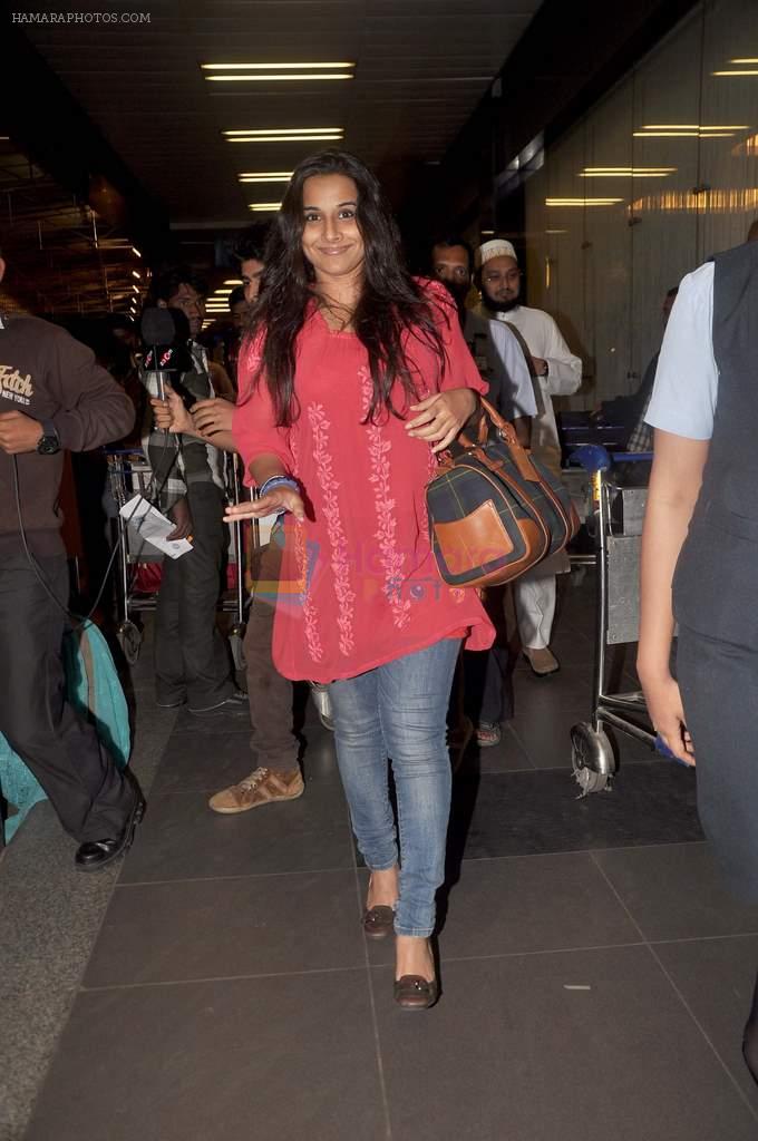 Vidya Balan snapped at the airport in Mumbai on 18th Jan 2012