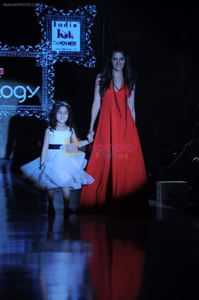 Shruti Seth walk the ramp for Kidology Show at Kids Fashion Week day 3 on 19th Jan 2012