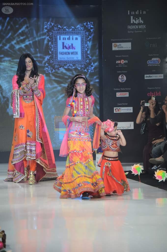 Sushmita Sen walk the ramp for Nishka Lulla Show at Kids Fashion Week day 3 on 19th Jan 2012