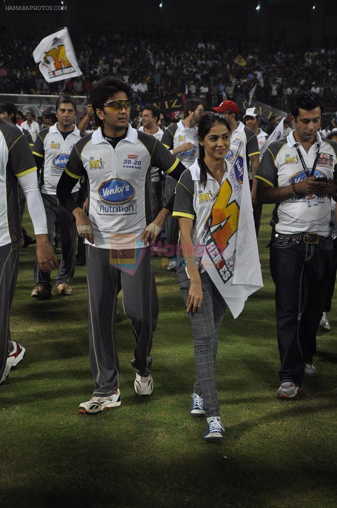 Ritesh Deshmukh, Genelia D Souza snapped at CCL match in Kochi on 23rd Jan 2012