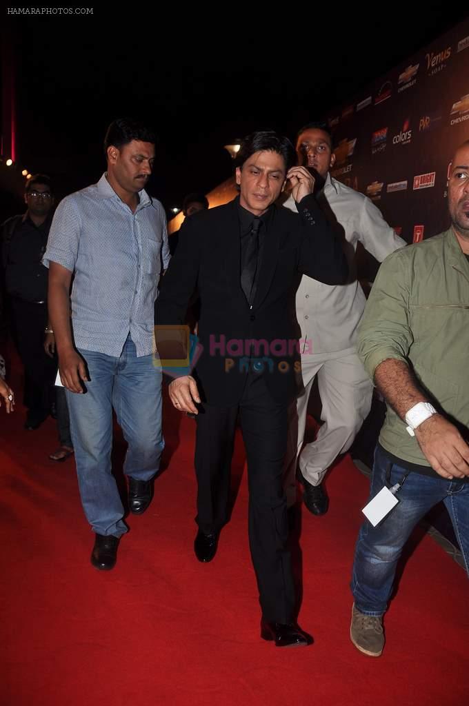 Shahrukh Khan at the 7th Chevrolet Apsara Awards 2012 Red Carpet in Yashraj Studio, Mumbai on 25th Jan 2012