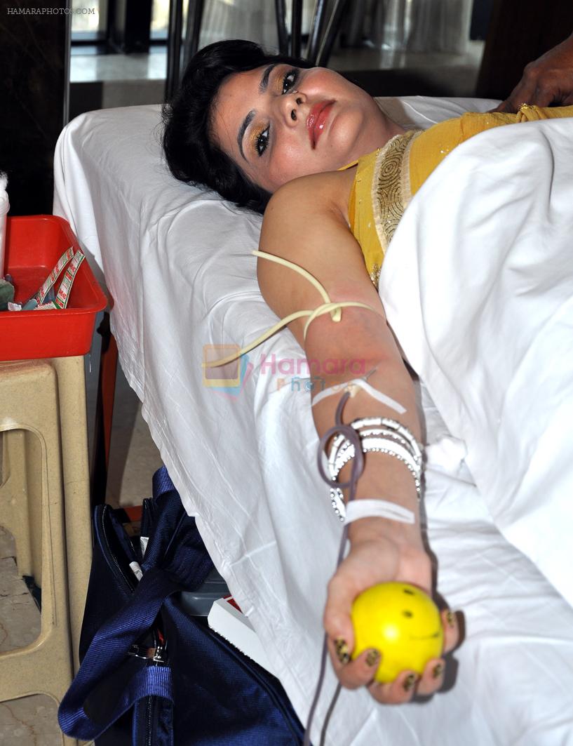 madhavi sharma support Satish Shetty of Peninsula Grand Hotel organised blood donation camp in Andheri East on 27th Jan 2012
