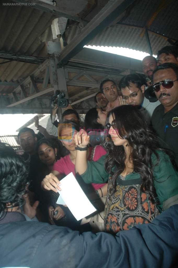 Vidya Balan promotes Kahani at Khar Station on 27th Jan 2012