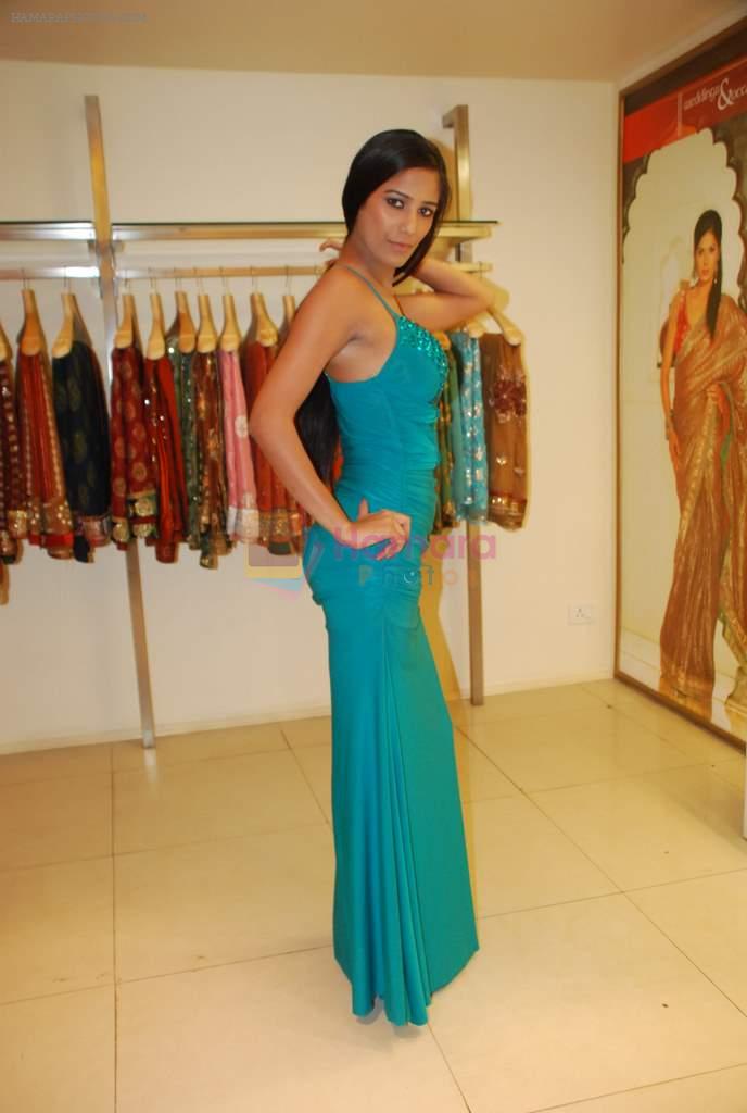 Poonam Pandey Dream Date Facebook contest by Dia diamonds in Atria Mall on 7th Feb 2012