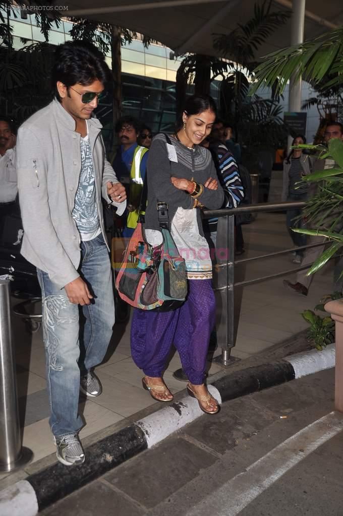 Ritesh Deshmukh, Genelia D Souza snapped at airport, Mumbai on 8th Feb 2012