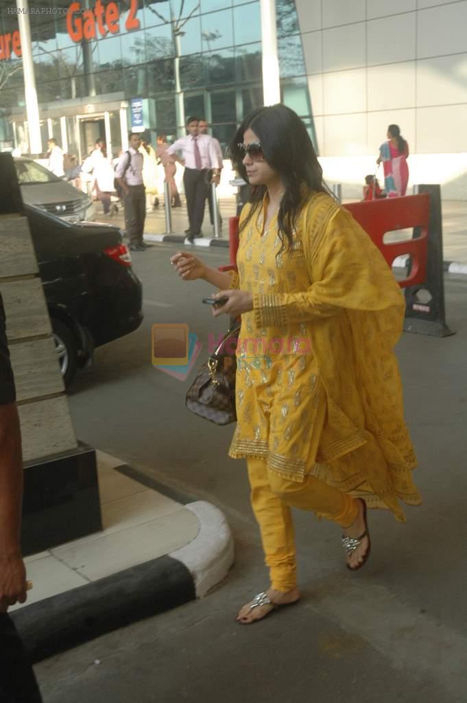 Shamita Shetty snapped in Mumbai Airport on 11th Feb 2012