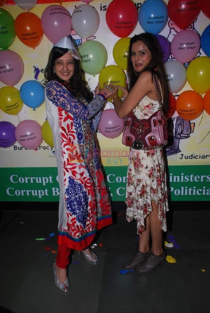 Amy Billimoria, Nandini Singh at Viren Shah's happy slappy party in Blue Frog on 12th Feb 2012