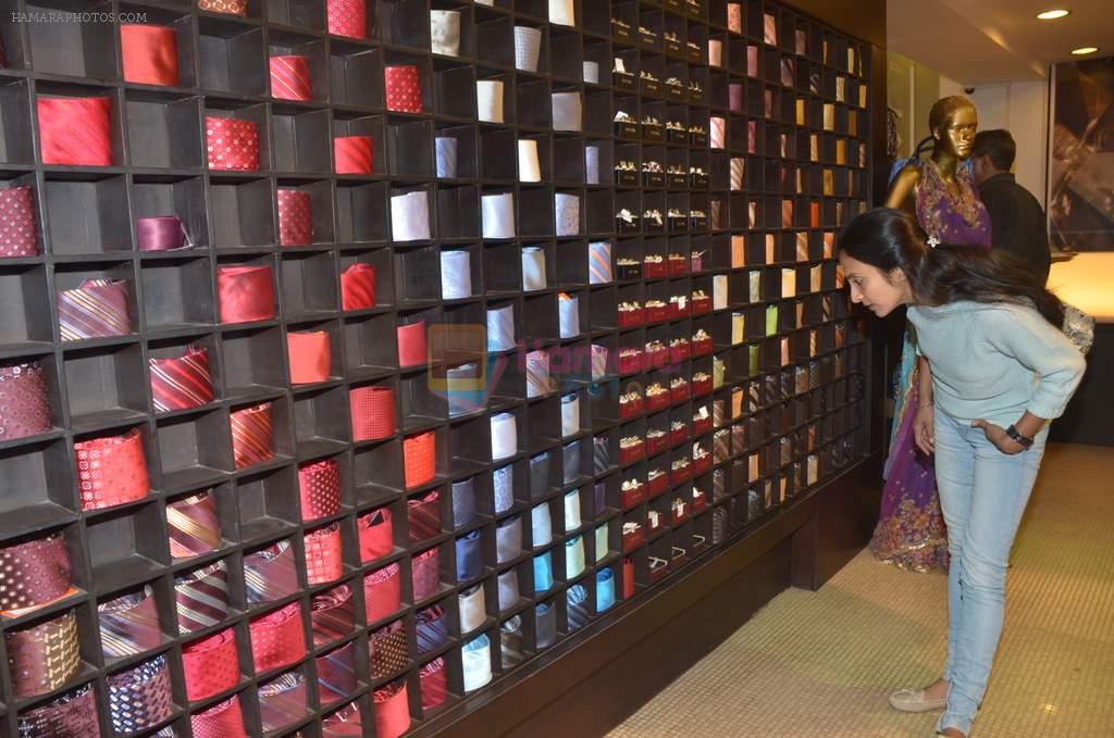 Suchitra Pillai at Anjana Khutalia paints designer Pria Kataria Puri in Satya Paul Store on 16th Feb 2012