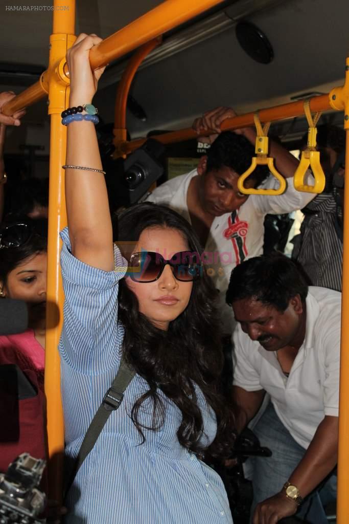 Vidya Balan takes bus ride to promote Kahani in Parel, Mumbai on 27th Feb 2012