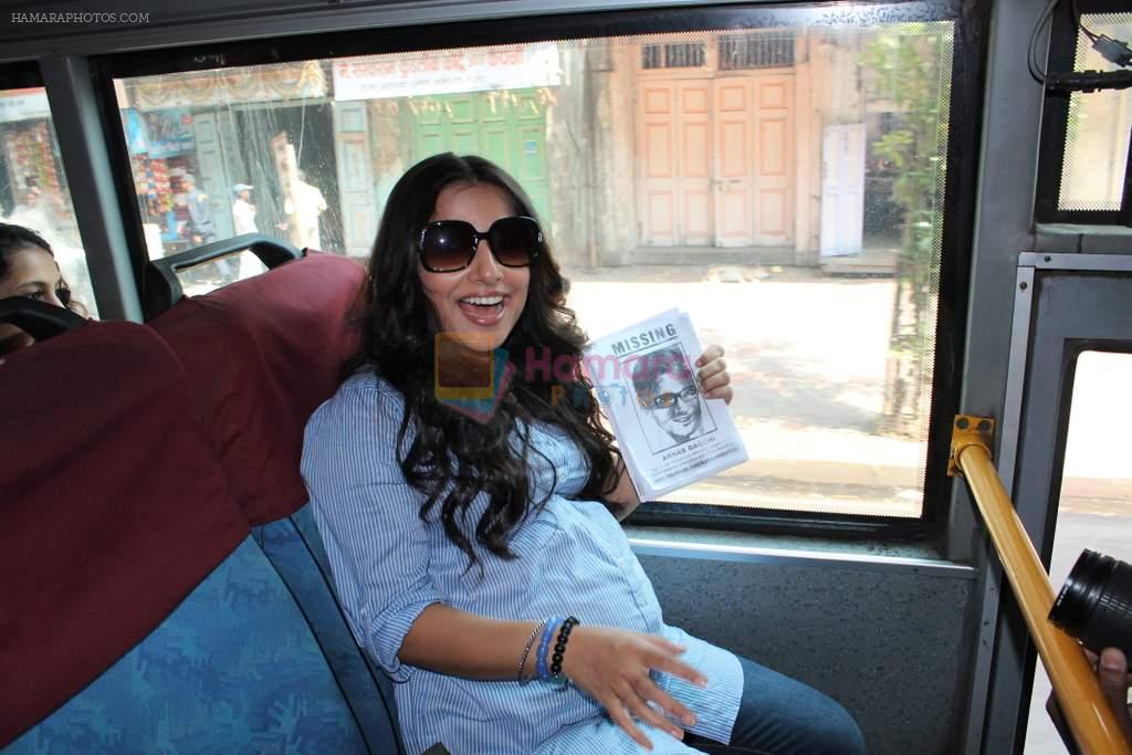 Vidya Balan takes bus ride to promote Kahani in Parel, Mumbai on 27th Feb 2012