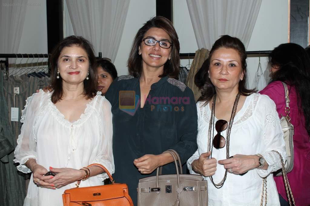 Neetu Kapoor at Sahchari foundation exhibition in Four Seasons on 1st March 2012