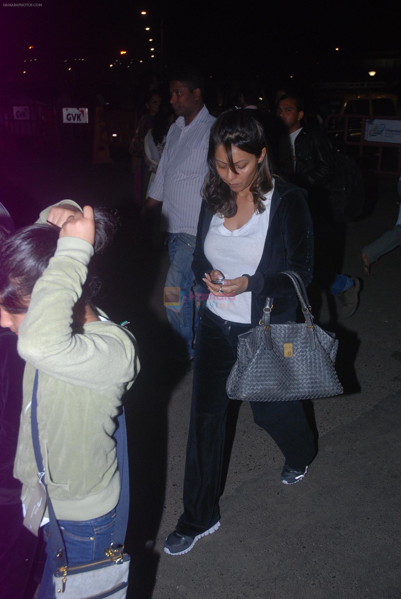 Gauri Khan snapped at the airport in Mumbai on 11th March 2012