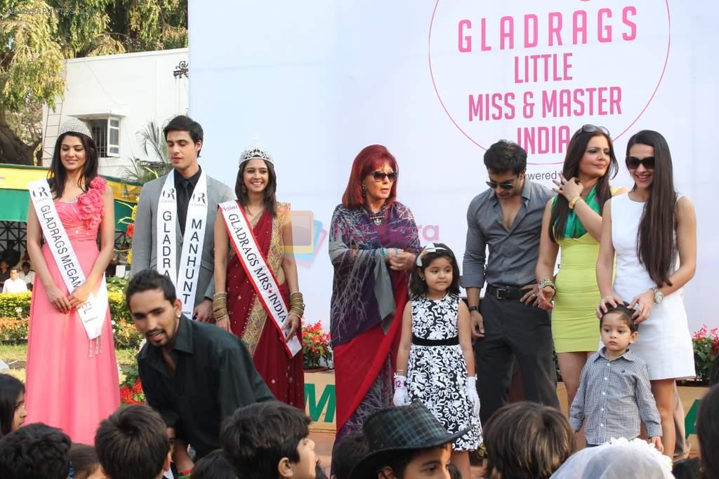 Veena Malik, Tara Sharma, Deepshikha, Karan Singh Gover, Maureen Wadia at Wadia Cup Derby in Mumbai on 11th March 2012