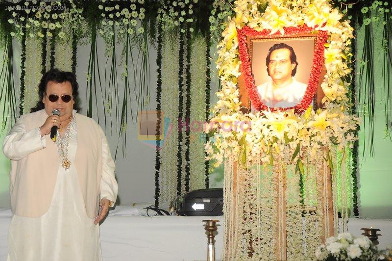 Bappi Lahiri at Joy Mukherjee prayer meeting in Mumbai on 12th March 2012
