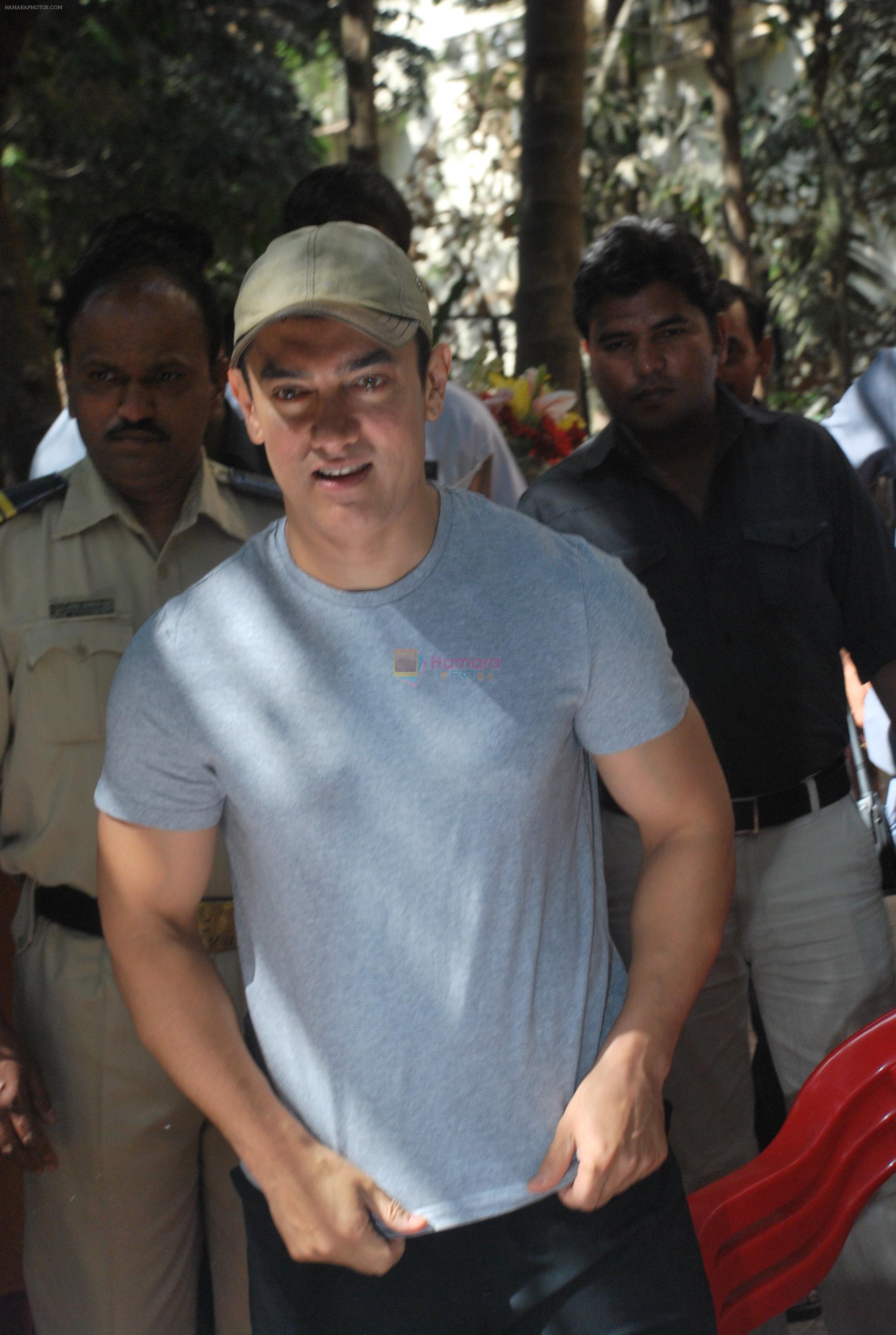 Aamir Khan celebrates birthday with media on 13th March 2012