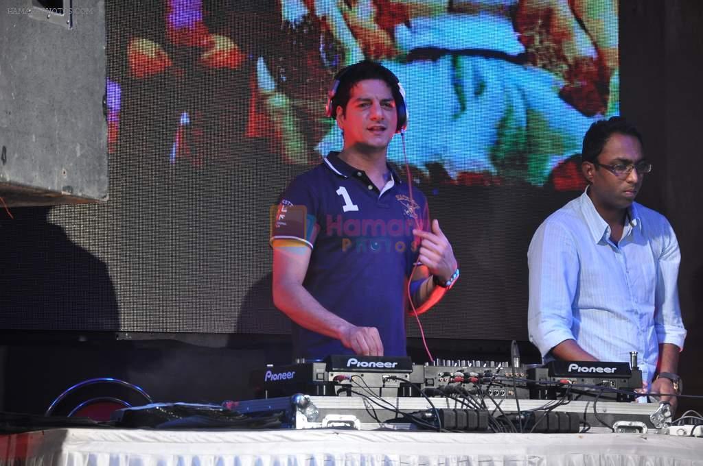 DJ Aqeel at DJ Sanghvi college fest in Juhu, Mumbai on 16th March 2012