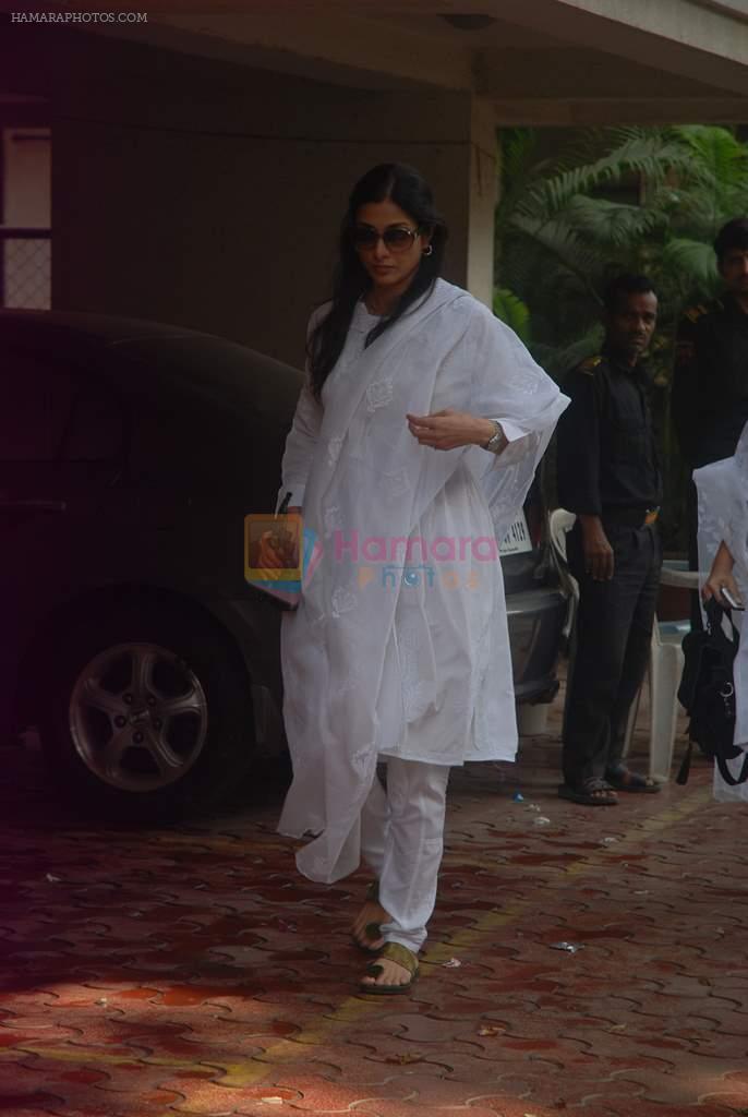 Tabu at Mona Kapoor funeral in Mumbai on 26th March 2012