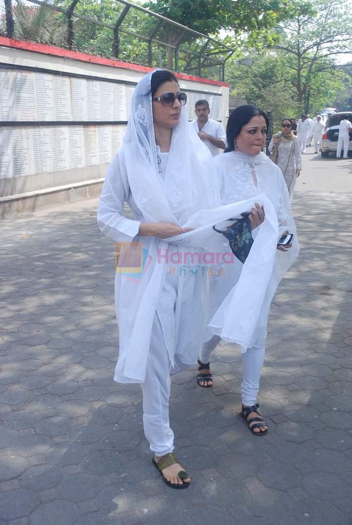 Tabu at Mona Kapoor funeral in Mumbai on 26th March 2012