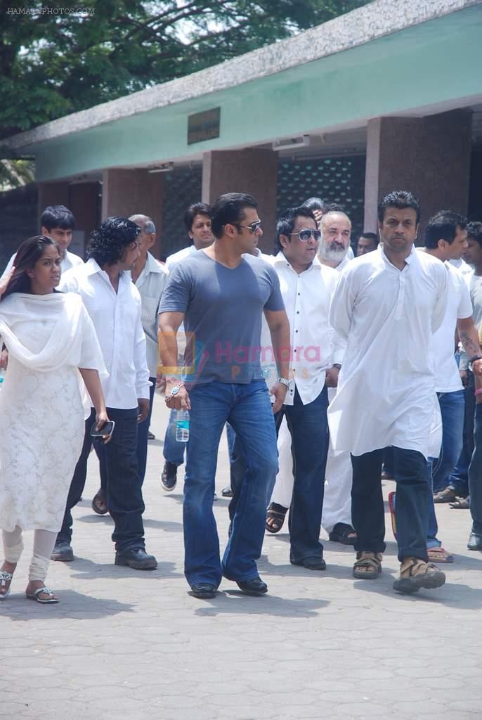 Salman Khan at Mona Kapoor funeral in Mumbai on 26th March 2012