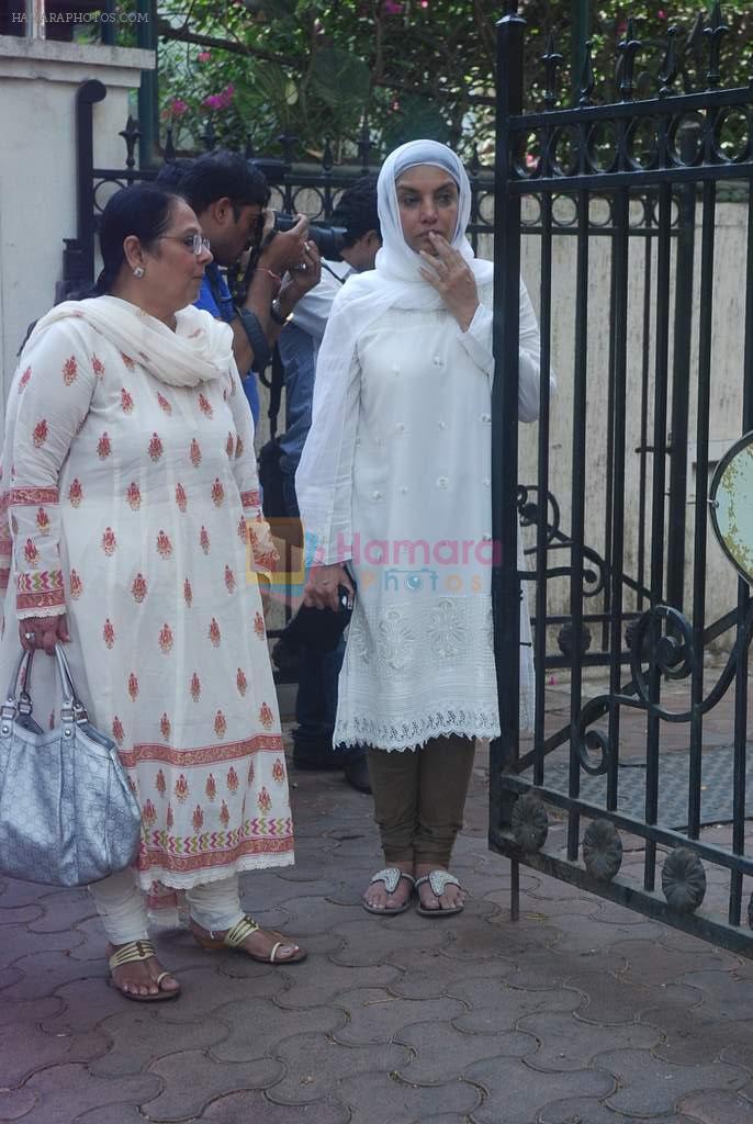 Shabana Azmi at Mona Kapoor funeral in Mumbai on 26th March 2012