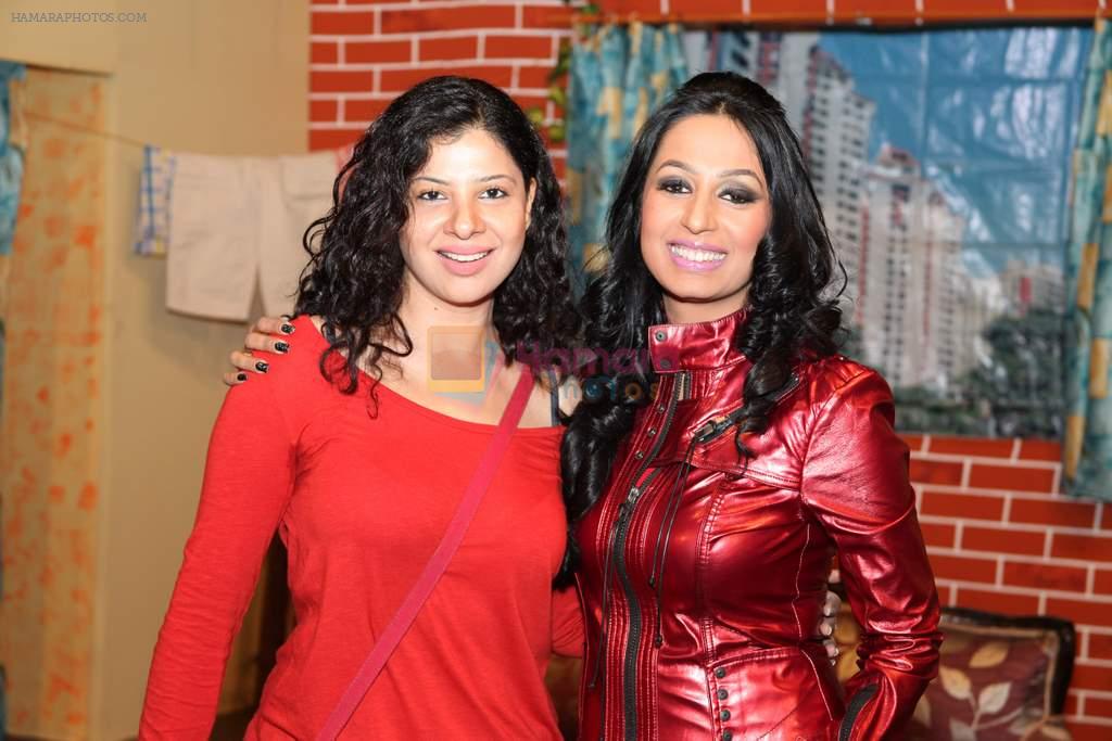 Kashmira Shah, Sambhavna Seth at the Premiere of Play Tere Ghar Ke Samne produced by Pravaah Creations (Sanjay Jha) and presented by Anand Mundra in Breach candy on 25th March 2012