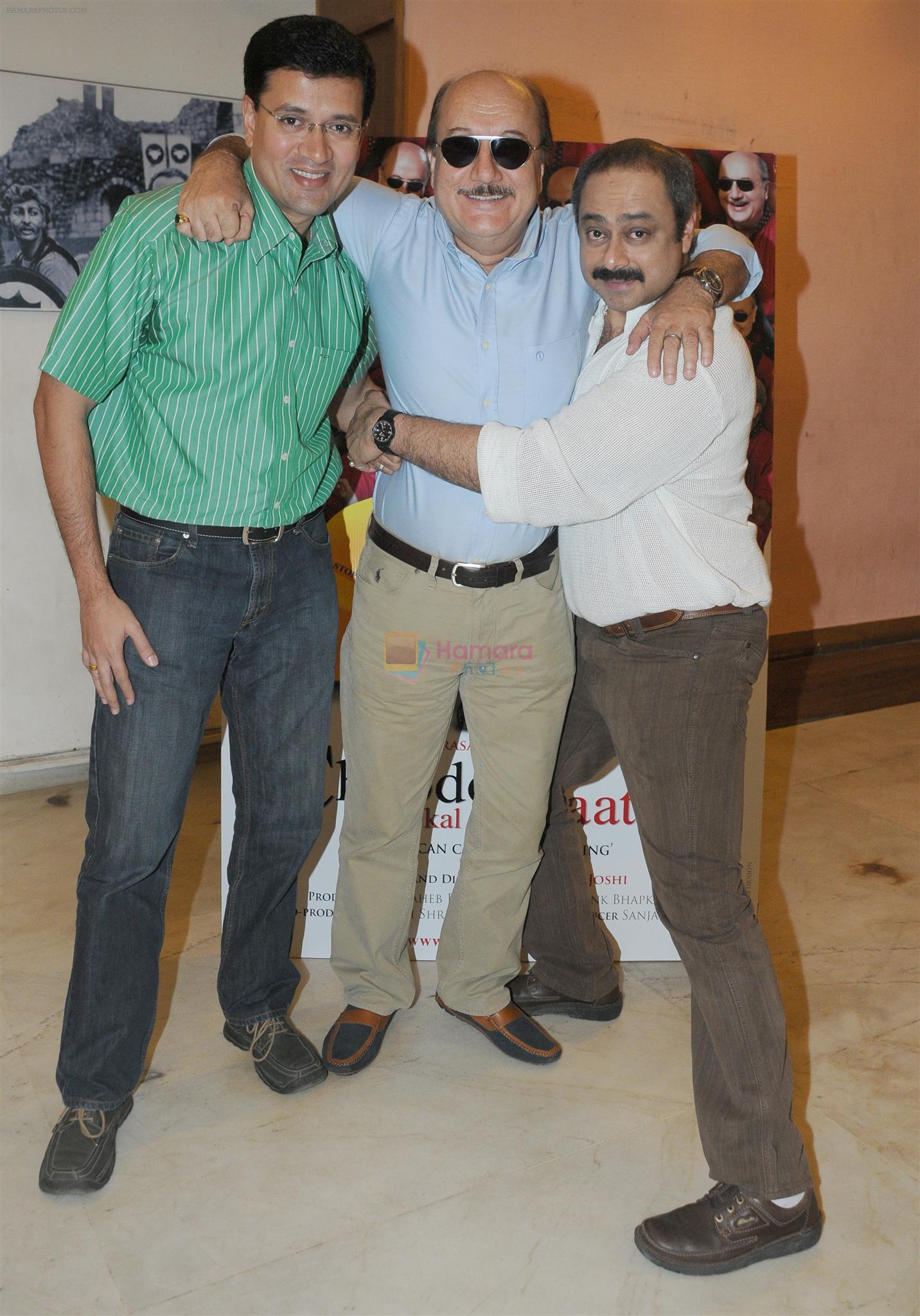 Anupam Kher with Pramod Joshi & Sachin Khedekar at the film promotions of Chhodo Kal Ki Baatein in Mumbai on 31st March 2012