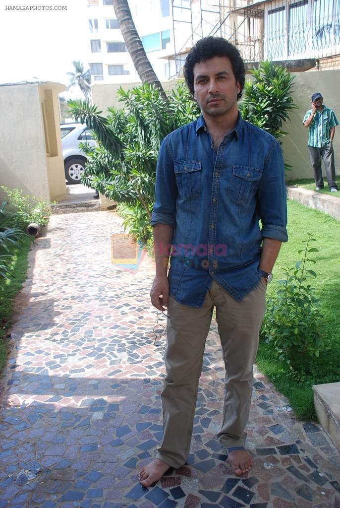 Aamir Bashir on location of film Future Toh Bright Hai Ji on 1st April 2012