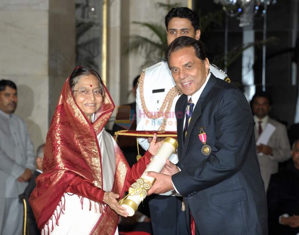 Dharmendra get Padma Awards on 4th April 2012