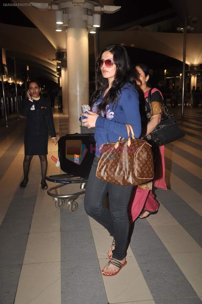 Zarine Khan with Housefull 2 Stars snapped at Airport in Mumbai on 4th April 2012