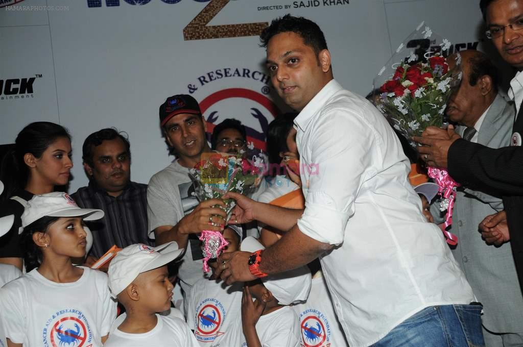 Prashant Shirsat honouring Akshay Kumar and Kids  at the Special charity screening of Housefull 2 for Cancer Aid Foundationon 6th April 2012