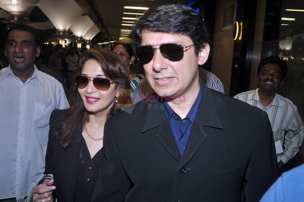 Madhuri dixit snapped with husband in Mumbai Airport on 6th April 2012