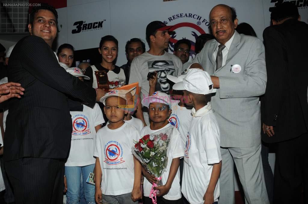 Sushil honouring Asin and Housefull2 Team alongwith kids at the Special charity screening of Housefull 2 for Cancer Aid Foundationon 6th April 2012