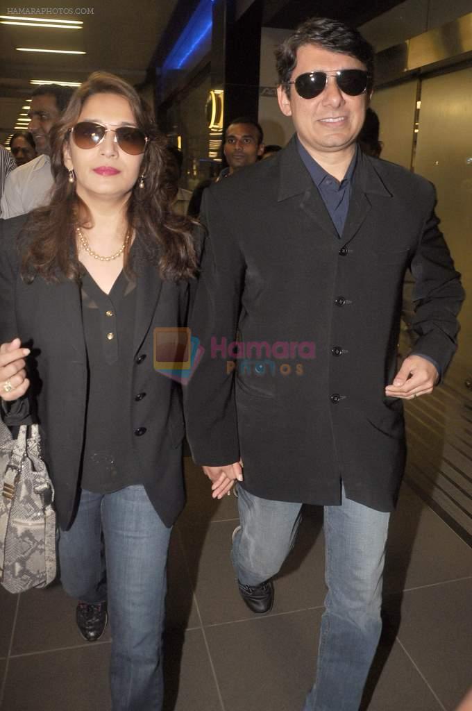Madhuri dixit snapped with husband in Mumbai Airport on 6th April 2012