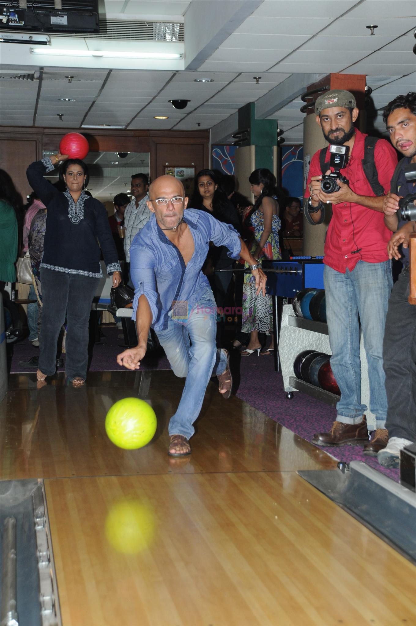 Rajesh Gera Bowling at the Celebration of the Completion Party of 100 Episodes of PARVARISH�..kuch khatti kuch meethi in bowling alley on 7th April 2012