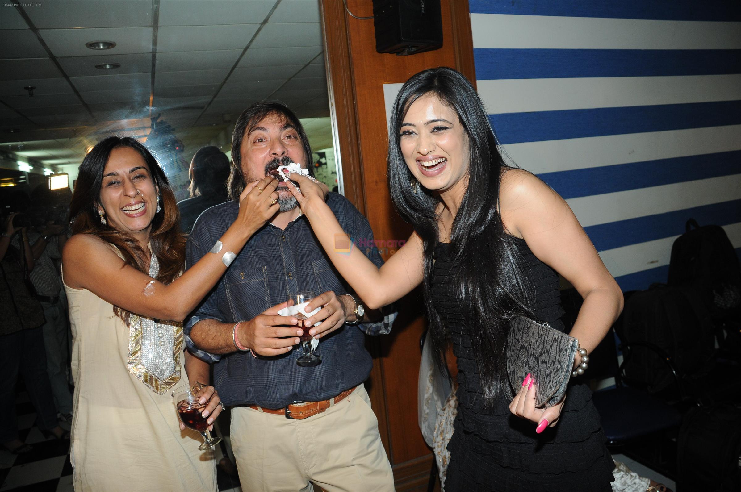 Deeya and Tony singh with Shweta Tewari at the Celebration of the Completion Party of 100 Episodes of PARVARISH kuch khatti kuch meethi in bowling alley on 7th April 2012
