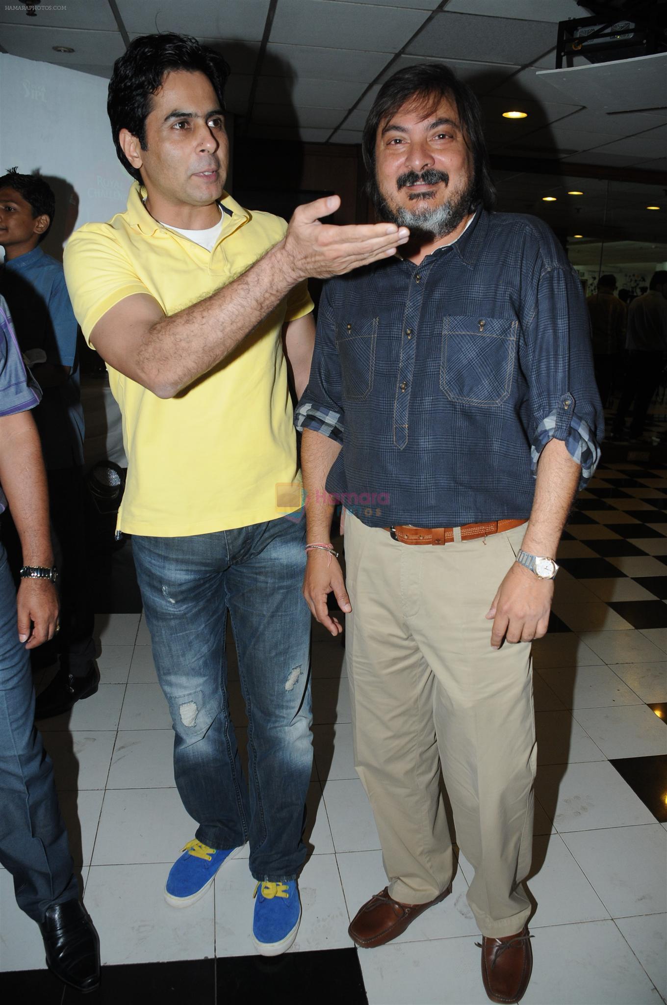 Aman Verma with Tony Singh at the Celebration of the Completion Party of 100 Episodes of PARVARISH�..kuch khatti kuch meethi in bowling alley on 7th April 2012