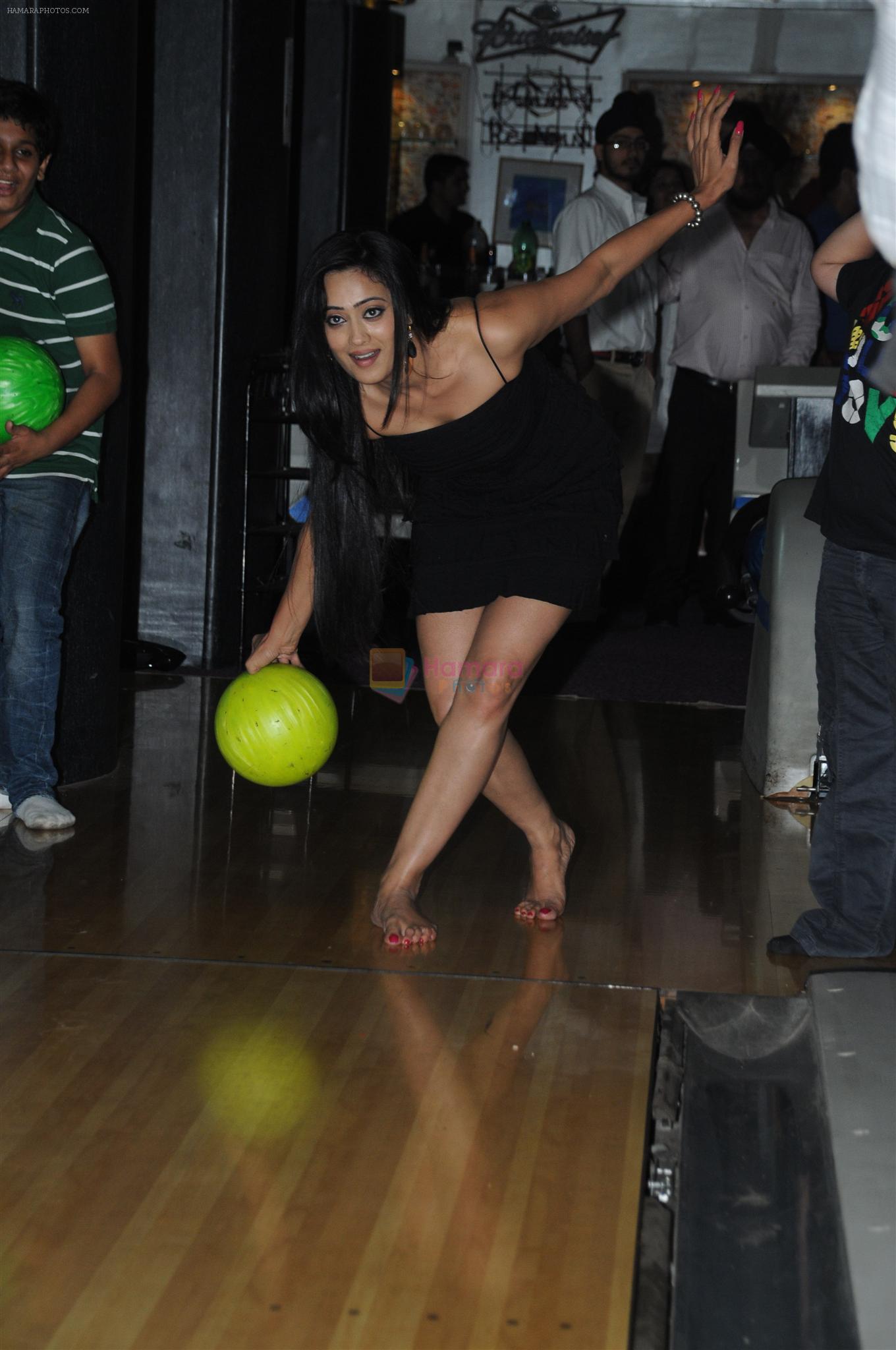 Shweta Tiwari Bowling at the Celebration of the Completion Party of 100 Episodes of PARVARISH�..kuch khatti kuch meethi in bowling alley on 7th April 2012