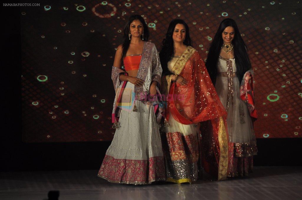 Padmini Kolhapure, Shivangi Kapoor, Tejaswini Kolhapure at Manish Malhotra - Lilavati's Save & Empower Girl Child show in Mumbai on 11th April 2012 400