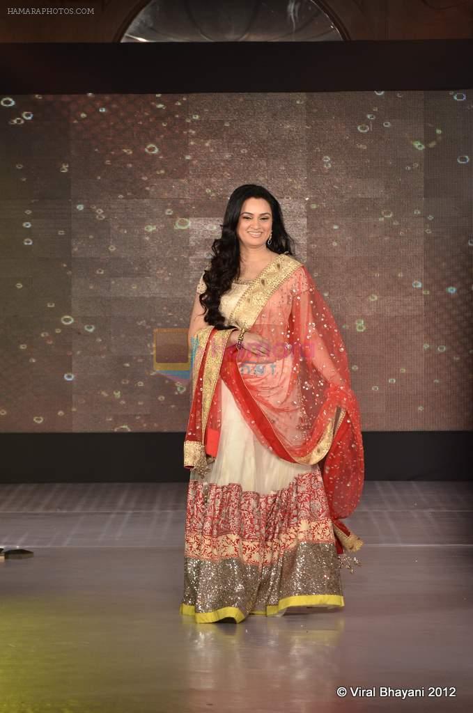 Padmini Kolhapure at Manish Malhotra - Lilavati's Save & Empower Girl Child show in Mumbai on 11th April 2012