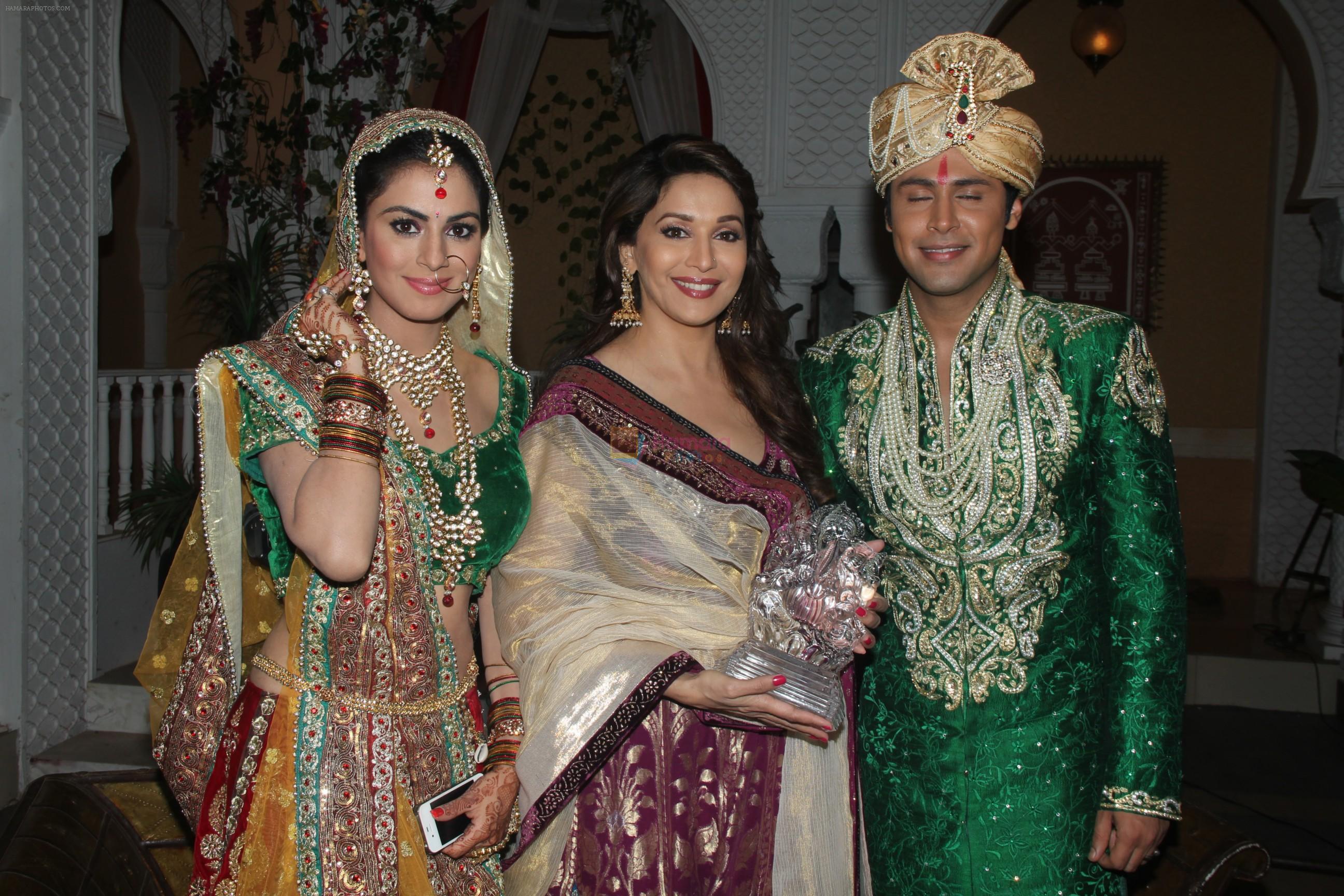 madhuri dixit with Shraddha & Sudip Sahir at the wedding of Lakshmi and Arjun in _Main Lakshmi Tere Aangan Ki_