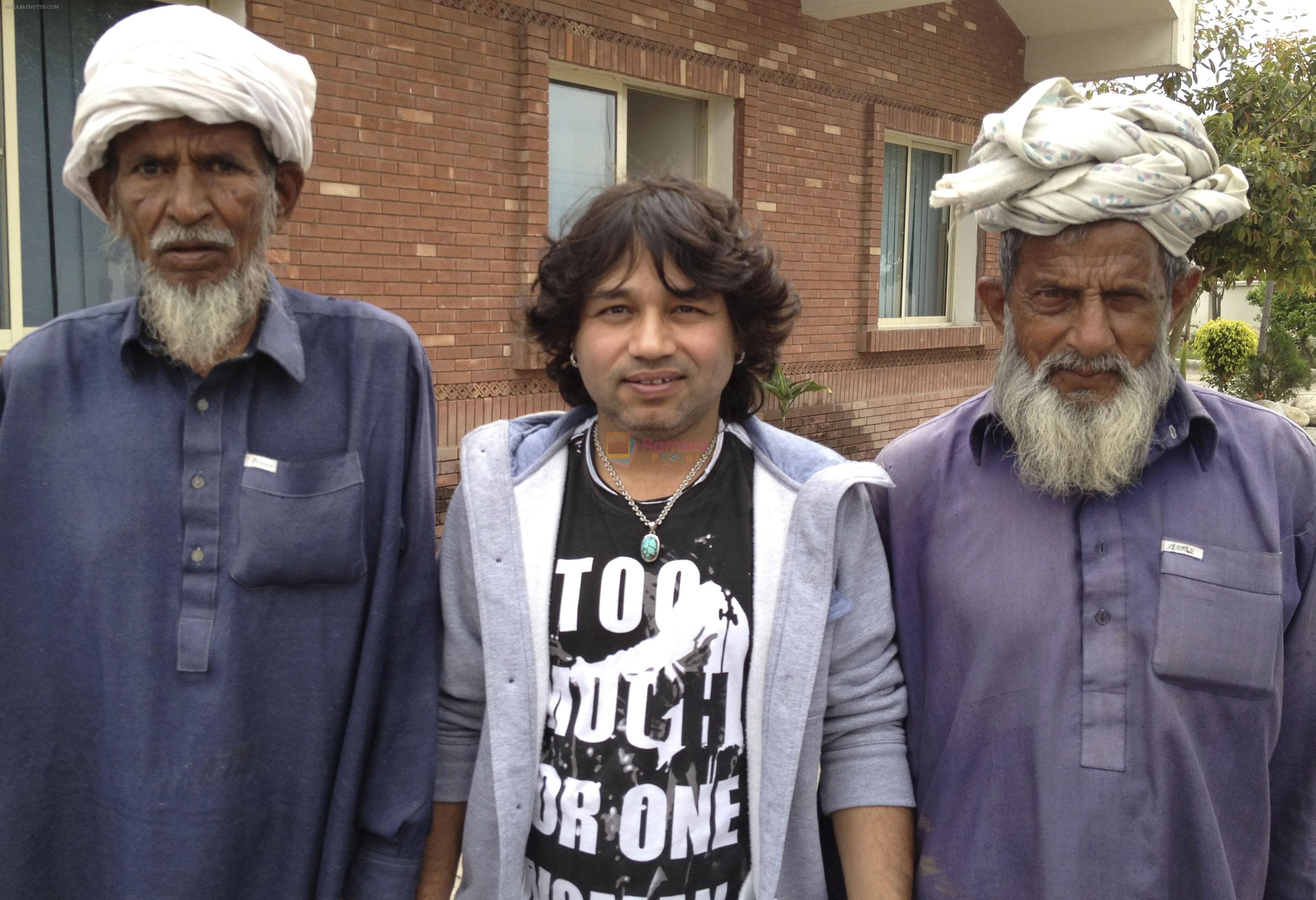 kailash kher with two aged pakistani porters