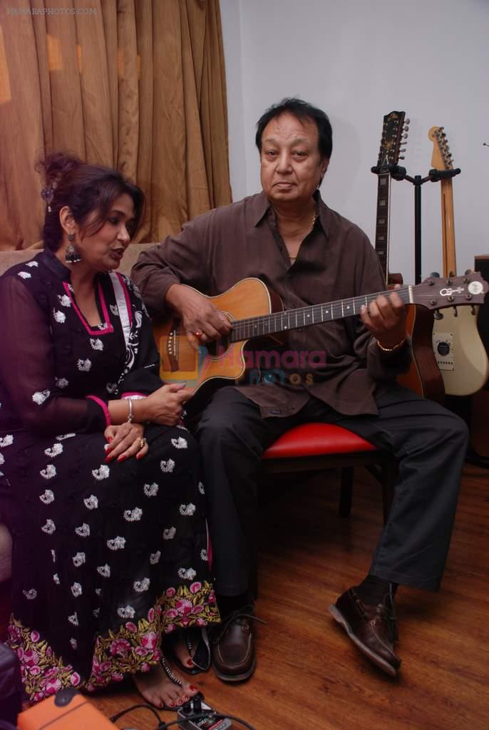 Bhupinder Singh and Mitali Singh at rehersal for the upcming music album Aksar on 22nd April 2012