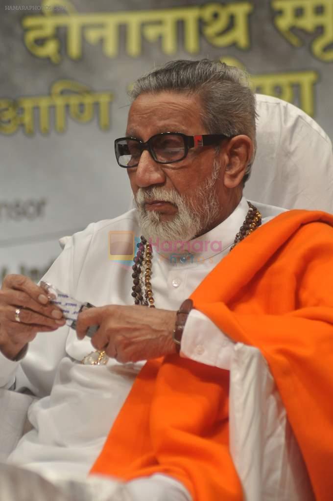 Bal thackeray at Dinanath Mangeshkar awards in Mumbai on 24th April 2012