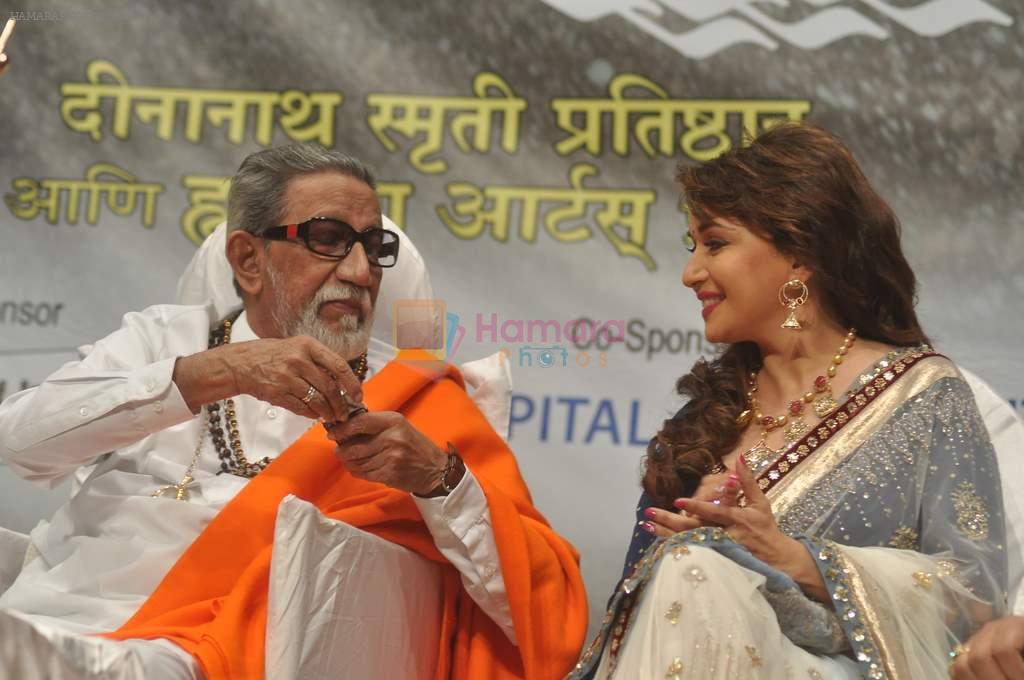Madhuri Dixit, Bal Thackeray at Dinanath Mangeshkar awards in Mumbai on 24th April 2012