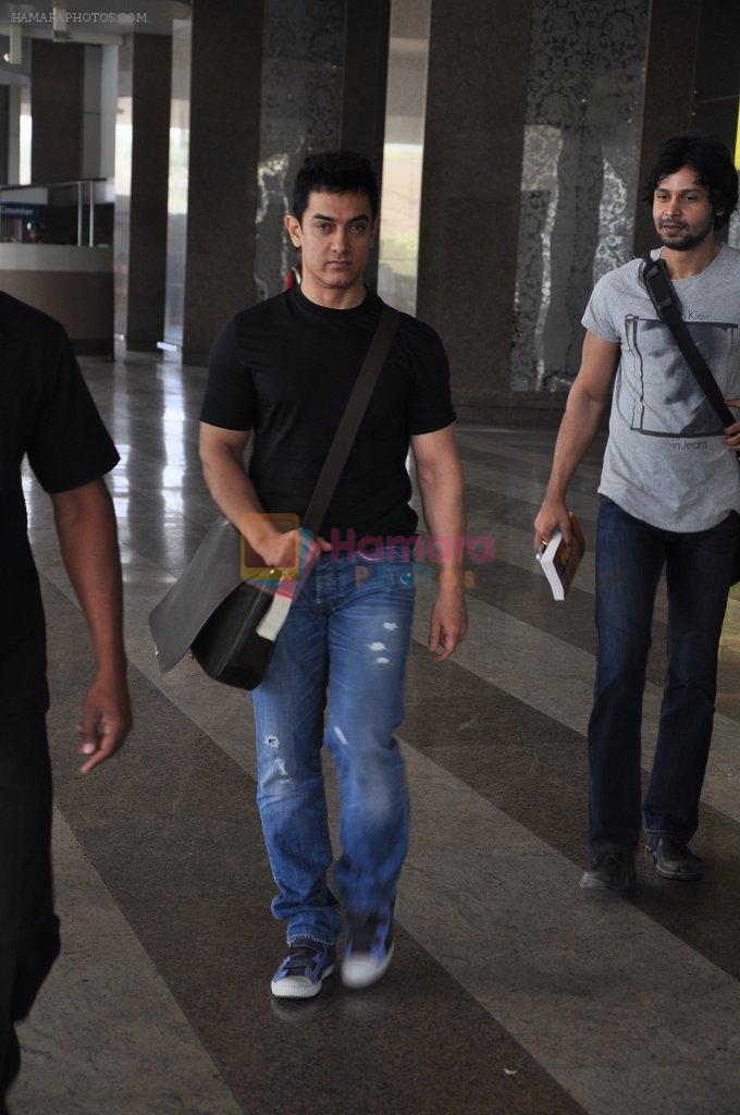 Aamir Khan arrives from auto rickshaw son's wedding in Benares in Domestic Airport, Mumbai on 26th April 2012