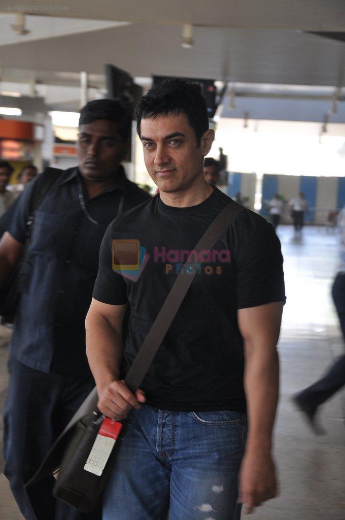 Aamir Khan arrives from auto rickshaw son's wedding in Benares in Domestic Airport, Mumbai on 26th April 2012